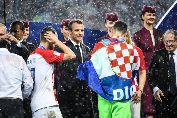 模冲突而成 模冲突而成